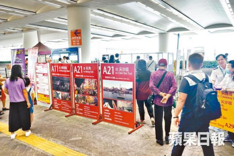 東涌昨遊客增多,巴士公司加開班次分流。 東涌昨遊客增多,巴士公司加開班次分流。