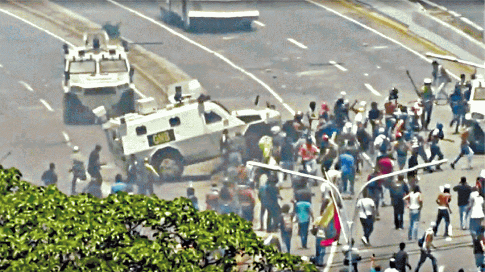 軍方裝甲車衝向人群。路透社 軍方裝甲車衝向人群。路透社