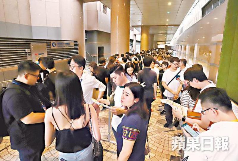 MONTARA吸引大批準買家排隊參觀示範單位。譚德潤攝 MONTARA吸引大批準買家排隊參觀示範單位。譚德潤攝