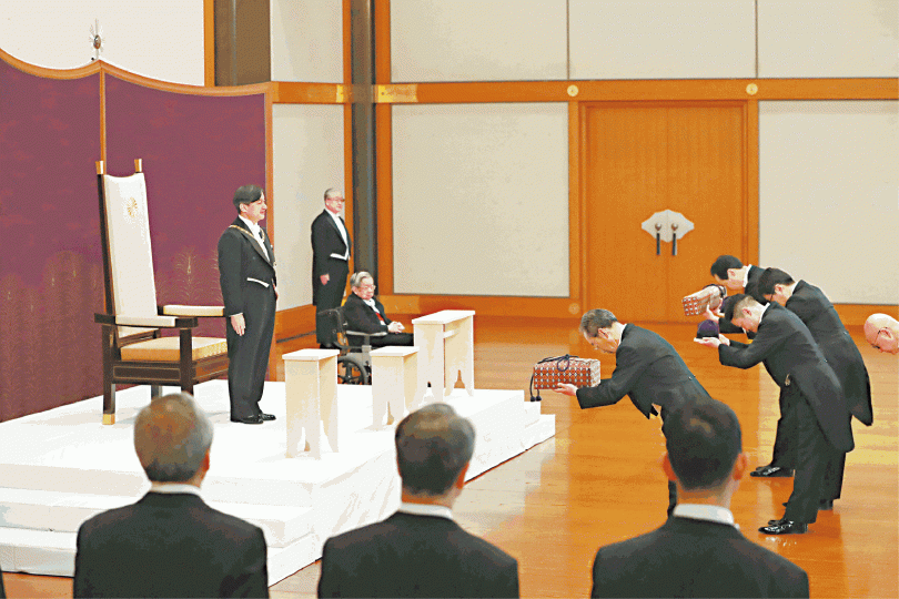 德仁在劍璽等承繼之儀中,繼承「三神器」中的天叢雲劍和八坂瓊曲玉,以及國璽和御璽。美聯社 德仁在劍璽等承繼之儀中,繼承「三神器」中的天叢雲劍和八坂瓊曲玉,以及國璽和御璽。美聯社
