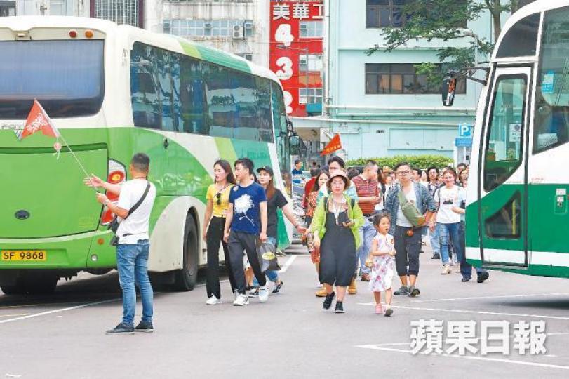 【土瓜灣】大批內地客昨日抵達,旅巴不停在停車場進出,居民憂再度「淪陷」。黃耀興攝【西九站】有遊學團昨乘高鐵來港。陳善南攝【尖沙嘴】街上人流不絕,但名店未見排長龍。【東 涌】東薈城內人山人海。 張家豪攝 【土瓜灣】大批內地客昨日抵達,旅巴不停在停車場進出,居民憂再度「淪陷」。黃耀興攝【西九站】有遊學團昨乘高鐵來港。陳善南攝【尖沙嘴】街上人流不絕,但名店未見排長龍。【東 涌】東薈城內人山人海。 張家豪攝