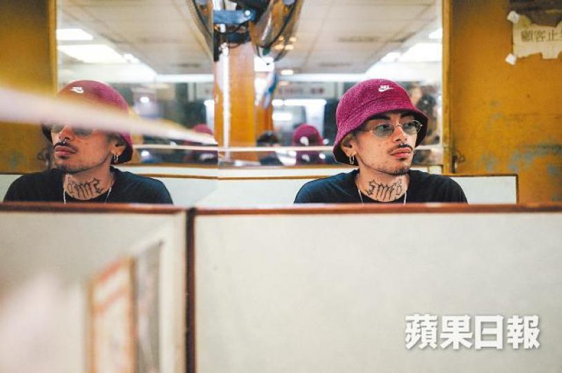 JB是個曾經重達200多磅的胖子,也正因如此,促使他創作了《點解咁×肥》。JB現時已從小眾音樂中走出來,每次舉辦音樂會也有大批支持者到場。曾任職售貨員的JB,創作《潮共》的原因,是希望提醒大家不要麻木追逐潮流名牌,應忠於自己真正所愛。就連杜汶澤的《喱騷》,也找來JB做嘉賓,現場演出《點解咁×肥》! JB是個曾經重達200多磅的胖子,也正因如此,促使他創作了《點解咁×肥》。JB現時已從小眾音樂中走出來,每次舉辦音樂會也有大批支持者到場。曾任職售貨員的JB,創作《潮共》的原因,是希望提醒大家不要麻木追逐潮流名牌,應忠於自己真正所愛。就連杜汶澤的《喱騷》,也找來JB做嘉賓,現場演出《點解咁×肥》!
