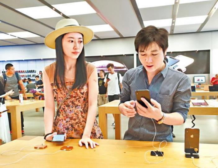 庫克指iPhone在中國的銷情回穩。資料圖片蘋果公司行政總裁庫克 庫克指iPhone在中國的銷情回穩。資料圖片蘋果公司行政總裁庫克
