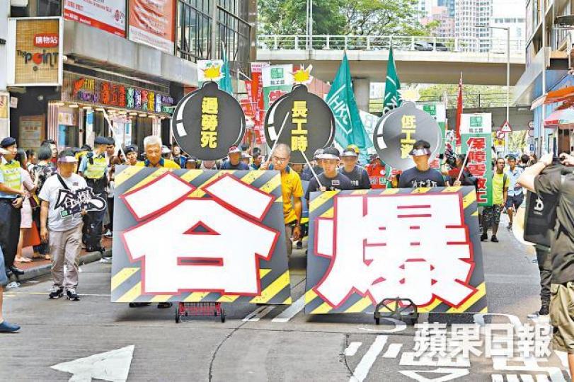 職工盟昨遊行抗議港府對打工仔保障不足,令他們怨聲載道。 職工盟昨遊行抗議港府對打工仔保障不足,令他們怨聲載道。