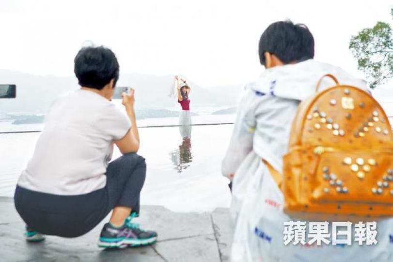 內地旅客在天人合一亭排隊拍照,久等過後,獨享湖景女子擺出仙氣甫士留影。梁志永攝成為旅客新景點,中大寧靜不再。有內地遊客違規,搣麵包餵錦鯉。合一亭在早上11時,已聚集約40名內地旅客。 內地旅客在天人合一亭排隊拍照,久等過後,獨享湖景女子擺出仙氣甫士留影。梁志永攝成為旅客新景點,中大寧靜不再。有內地遊客違規,搣麵包餵錦鯉。合一亭在早上11時,已聚集約40名內地旅客。