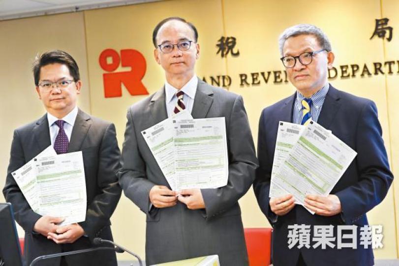 黃權輝(中)昨指稅局已發出約268萬份個人報稅表。何柏佳攝 黃權輝(中)昨指稅局已發出約268萬份個人報稅表。何柏佳攝