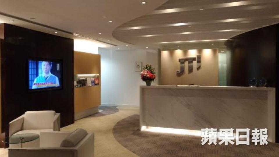 李振成回港後首先在日本煙草國際(圖)香港分部任職駐港調查員兩年。 李振成回港後首先在日本煙草國際(圖)香港分部任職駐港調查員兩年。