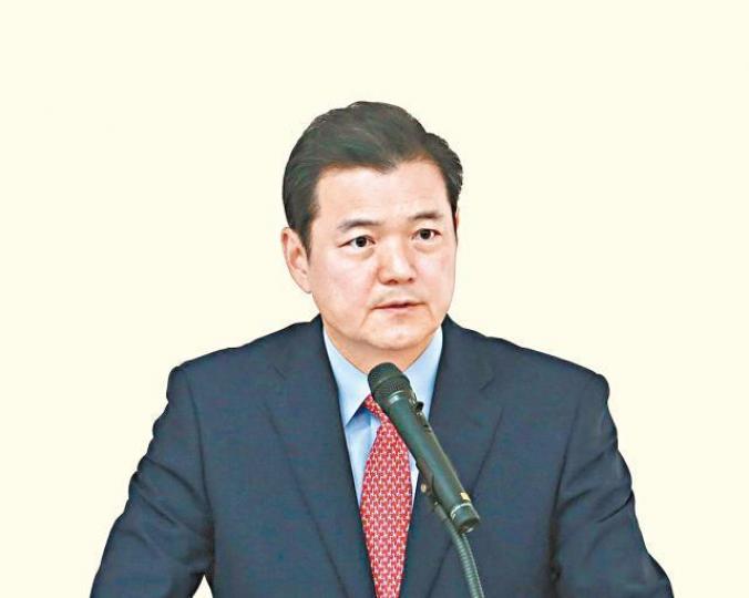 南韓前人權大使李鐘勛批評林鄭月娥無視各界反對,強推《逃犯條例》修訂。前銅鑼灣書店店長林榮基早前因送中惡法被迫流亡台灣。 南韓前人權大使李鐘勛批評林鄭月娥無視各界反對,強推《逃犯條例》修訂。前銅鑼灣書店店長林榮基早前因送中惡法被迫流亡台灣。