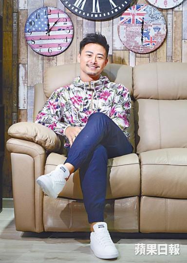 楊潮凱在演藝工作上不設底線，希望嘗試不同類型的角色。楊潮凱表示做藝人除要演技好，運氣也相當重要。楊潮凱（左）在《天與地》飾演少年陳豪而被觀眾認識。劇照成為人父後，楊潮凱更勤力賺奶粉錢，給妻女最好生活。互聯網圖片