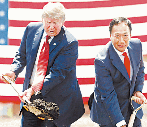 特朗普與郭台銘前年參加威斯康辛州富士康設廠動土典禮。資料圖片郭台銘上載特朗普簽名杯墊及簽名筆,也向對方送贈特色帽子。王金平就初選制度向吳敦義表達不滿。資料圖片 特朗普與郭台銘前年參加威斯康辛州富士康設廠動土典禮。資料圖片郭台銘上載特朗普簽名杯墊及簽名筆,也向對方送贈特色帽子。王金平就初選制度向吳敦義表達不滿。資料圖片