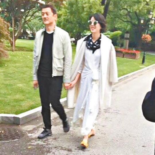 李亞鵬與短髮女子在公園內手拖手，疑令新戀情曝光。微博圖片