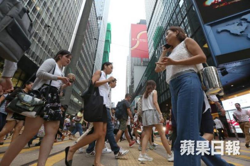 稅務局資料顯示,2017/18年度共有187萬薪俸稅納稅人,較前個年度增約6%。 稅務局資料顯示,2017/18年度共有187萬薪俸稅納稅人,較前個年度增約6%。
