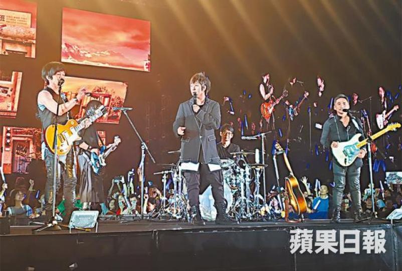 五月天遲了約5分鐘開始演唱會，登場先後唱出《瘋狂世界》、《擁抱》、《愛情的模樣》。台下歌迷舉起手持的藍色螢光棒，形成一片藍海。開場前，大批粉絲在場外購買紀念品。陳慧安攝任賢齊為警方拍片呼籲入場歌迷要遵守秩序。互聯網圖片