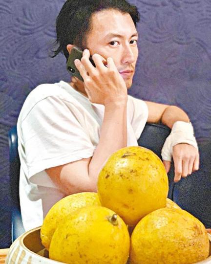 謝霆鋒因為拍打戲導致手骹鬆，要包紗布固定位置。互聯網圖片