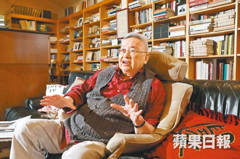 余英時認為五四並沒有完結,影響至今。余英時夫婦的住所位於普林斯頓大學郊外,密林圍繞。小書齋是余英時平日寫書、看書的地方。 余英時認為五四並沒有完結,影響至今。余英時夫婦的住所位於普林斯頓大學郊外,密林圍繞。小書齋是余英時平日寫書、看書的地方。