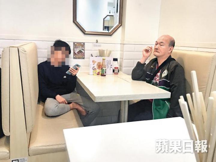 袁銘權在茶餐廳向兒子傳授「媾女經」,惟兒子不感興趣。莊建鑫攝 袁銘權在茶餐廳向兒子傳授「媾女經」,惟兒子不感興趣。莊建鑫攝