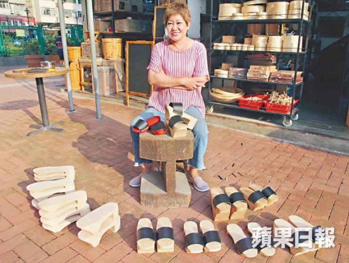 萬記老闆娘姚麗嫦承傳老爺手藝,多年來在店面人手製作木屐。有市民專程到萬記試木屐,笑言「咯咯聲幾好聽」。姚麗嫦定期為店外數十塊松木砧板灑水,以免造成乾裂。除木屐外,萬記亦製作月餅印模(上圖)及木桶(下圖)。 萬記老闆娘姚麗嫦承傳老爺手藝,多年來在店面人手製作木屐。有市民專程到萬記試木屐,笑言「咯咯聲幾好聽」。姚麗嫦定期為店外數十塊松木砧板灑水,以免造成乾裂。除木屐外,萬記亦製作月餅印模(上圖)及木桶(下圖)。