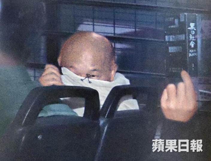 袁銘權被裁定非禮罪成,由囚車押離法庭。李家皓攝 袁銘權被裁定非禮罪成,由囚車押離法庭。李家皓攝