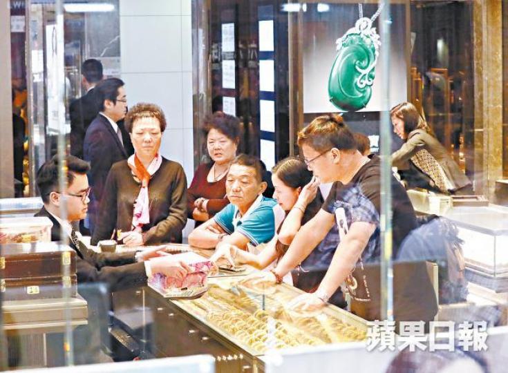 3月份珠寶首飾、鐘錶及名貴禮物的銷貨價值按年跌2.6%。 3月份珠寶首飾、鐘錶及名貴禮物的銷貨價值按年跌2.6%。