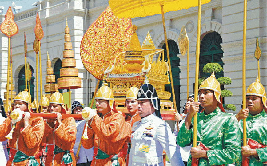 王家衞兵昨從玉佛寺運送金片和王璽到大王宮。 王家衞兵昨從玉佛寺運送金片和王璽到大王宮。