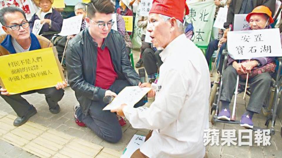 有村民向民建聯立法會議員劉國勳下跪求助。多名民主派議員昨聲援受影響村民。 有村民向民建聯立法會議員劉國勳下跪求助。多名民主派議員昨聲援受影響村民。