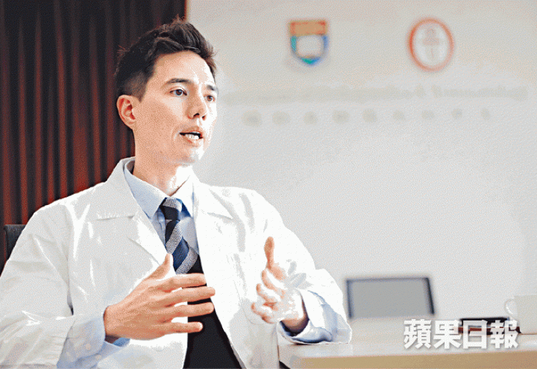 高日藍選擇大學畢業回流香港讀醫,並堅守公營醫療機構工作。王心義攝交通意外致半癱的「包山王」黎志偉,也是首批接受訓練病人。資料圖片 高日藍選擇大學畢業回流香港讀醫,並堅守公營醫療機構工作。王心義攝交通意外致半癱的「包山王」黎志偉,也是首批接受訓練病人。資料圖片