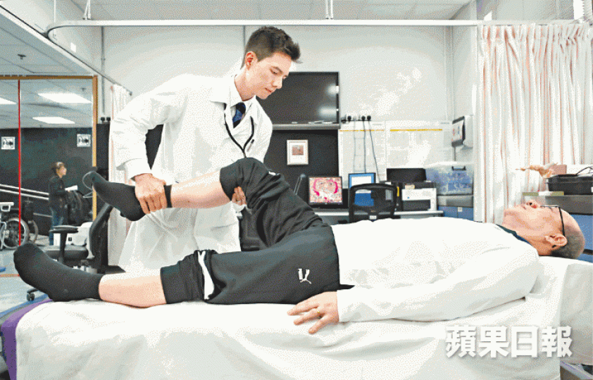 希望舒筋活絡,結果竟被按傷胸椎致下半身癱瘓,一夜間動彈不得,朱政有的經歷驚心動魄。易仰民攝胸椎T11、T12受壓,手術後肚臍以下仍感覺全無;這天,朱政有與太太回到復康院接受檢查。第一代機械腳多作軍事用途,近年才應用在醫療上,可加強訓練病人缺損的肌肉及神經線,對脊癱病人復康成效顯著。這對恩愛夫妻,中三做童軍結緣相戀,朱政有感激堅強的愛妻全心照顧。被訪者提供圖片兩人結婚37年一直恩愛,意外前不時周遊列國。被訪者提供圖片意外至今10個月,月前出院逐步回復工作,由太太管接管送,返工前同事預先度好通道闊度 希望舒筋活絡,結果竟被按傷胸椎致下半身癱瘓,一夜間動彈不得,朱政有的經歷驚心動魄。易仰民攝胸椎T11、T12受壓,手術後肚臍以下仍感覺全無;這天,朱政有與太太回到復康院接受檢查。第一代機械腳多作軍事用途,近年才應用在醫療上,可加強訓練病人缺損的肌肉及神經線,對脊癱病人復康成效顯著。這對恩愛夫妻,中三做童軍結緣相戀,朱政有感激堅強的愛妻全心照顧。被訪者提供圖片兩人結婚37年一直恩愛,意外前不時周遊列國。被訪者提供圖片意外至今10個月,月前出院逐步回復工作,由太太管接管送,返工前同事預先度好通道闊度