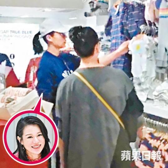 杏兒日前在奶奶陪同下，到銅鑼灣揀B仔衫。讀者提供圖片懷有第二胎的杏兒肚子已非常大。讀者提供圖片杏兒老公Philip在店內不停出出入入。讀者提供圖片