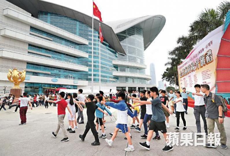 多個團體昨為五四升旗禮練習步操,部份學生放學匆匆趕到綵排。謝榮耀攝香港青少年軍昨進行中式步操練習。 多個團體昨為五四升旗禮練習步操,部份學生放學匆匆趕到綵排。謝榮耀攝香港青少年軍昨進行中式步操練習。
