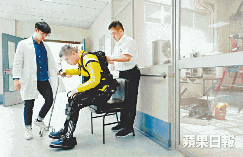 機械腳重達20公斤,穿在病人腳部至腰間,配合電腦程式助病人站立和步行,要兩個治療師協助穿上。機械腳先導計劃透過基金撥款,讓更多病人可以受惠。脊癱病人向有孤兒病人之稱,人數少復健困難,在十個杯八個蓋的香港公共醫療體制下難免受忽略。使用機械腳的治療師均需先接受專門訓練通過考核,要求嚴格。被揀選接受機械腳先導計劃,姚雲龍形容一世難忘兼重燃希望。 機械腳重達20公斤,穿在病人腳部至腰間,配合電腦程式助病人站立和步行,要兩個治療師協助穿上。機械腳先導計劃透過基金撥款,讓更多病人可以受惠。脊癱病人向有孤兒病人之稱,人數少復健困難,在十個杯八個蓋的香港公共醫療體制下難免受忽略。使用機械腳的治療師均需先接受專門訓練通過考核,要求嚴格。被揀選接受機械腳先導計劃,姚雲龍形容一世難忘兼重燃希望。