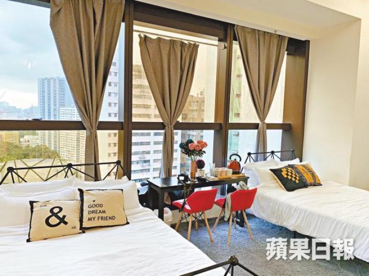 iPlace內的「酒店房」聲稱面積646方呎,設兩張雙人床及1張單人床。廁所洗手盆細得驚人。iPlace樓高23層,每層18伙。 iPlace內的「酒店房」聲稱面積646方呎,設兩張雙人床及1張單人床。廁所洗手盆細得驚人。iPlace樓高23層,每層18伙。