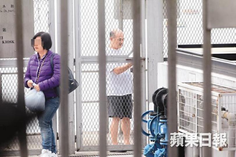 袁銘權現職水務署外判工,在食水站教女替工入水及記賬。 袁銘權現職水務署外判工,在食水站教女替工入水及記賬。