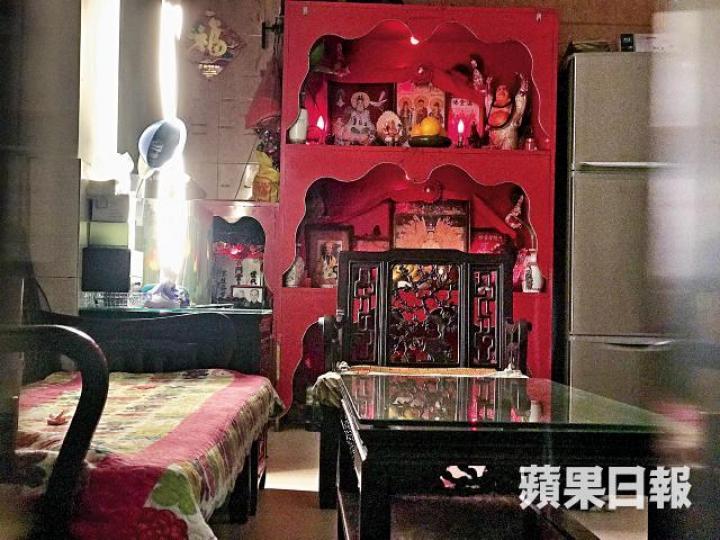 袁銘權家中有個巨型神枱,中間一層供奉準提佛母。 袁銘權家中有個巨型神枱,中間一層供奉準提佛母。