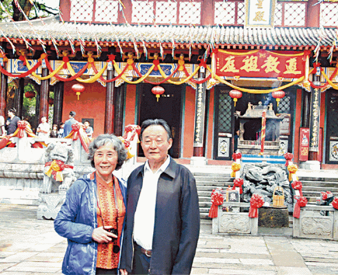 吳邦國偕夫人前往龍虎山嗣漢天師府。 吳邦國偕夫人前往龍虎山嗣漢天師府。