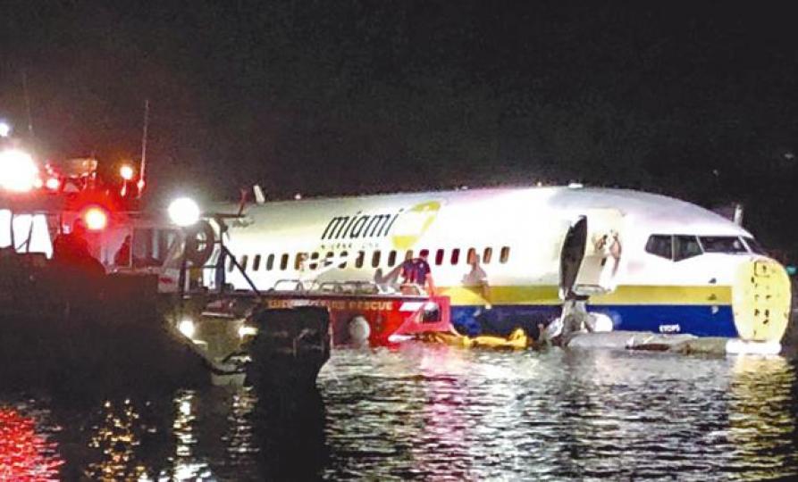 出事的波音737客機在佛州降落時滑出跑道跌落河。路透社 出事的波音737客機在佛州降落時滑出跑道跌落河。路透社