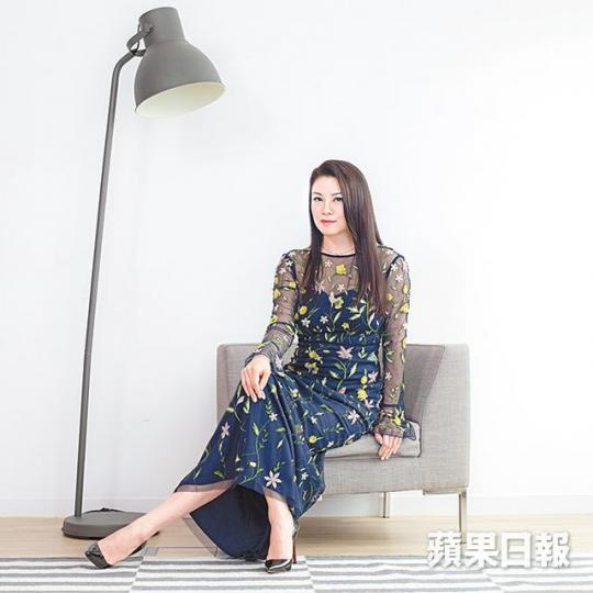廖碧兒的「舒適圈」，是返回加拿大讀書和到法國葡萄園的時候，那些同學、那些酒友，不識中文不知她是誰，很安全。去年公開認愛億萬闊少盧啟賢，卻掀起錯綜複雜關係圖，最後廖碧兒選擇網上公佈分手消息。 資料圖片《婚內情》剛播一星期，戲中做鄧萃雯細妹，又愛上過姊夫陳錦鴻，三人重逢好戲連場。 劇照離開大台已經八個年頭，廖碧兒話現在幫ViuTV拍劇，最大分別係「與陳豪的一段情，分手再離開無綫，之後更被指拜金，廖碧兒說愛自己緊要啲。 資料圖片