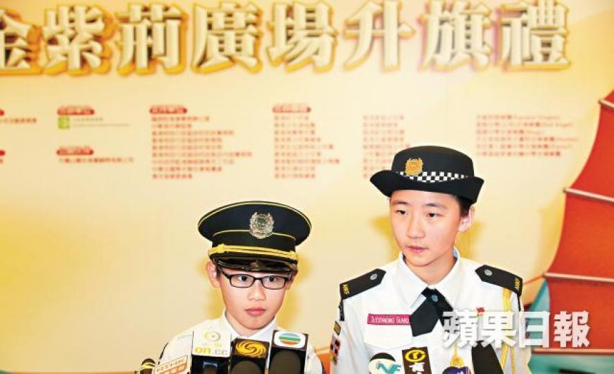 福建中學附屬學校的張同學(右)說:「我哋對呢樣嘢唔太清楚,暫時未能作答。」身旁的黃同學對於能到場觀禮表示「感恩」。保良局林文燦英文小學的小六生黃同學(左)及陳同學(右)說:「第一次世界大戰之後,戰敗國德國將山東省轉讓畀日本,係青年愛國嘅……」 福建中學附屬學校的張同學(右)說:「我哋對呢樣嘢唔太清楚,暫時未能作答。」身旁的黃同學對於能到場觀禮表示「感恩」。保良局林文燦英文小學的小六生黃同學(左)及陳同學(右)說:「第一次世界大戰之後,戰敗國德國將山東省轉讓畀日本,係青年愛國嘅……」