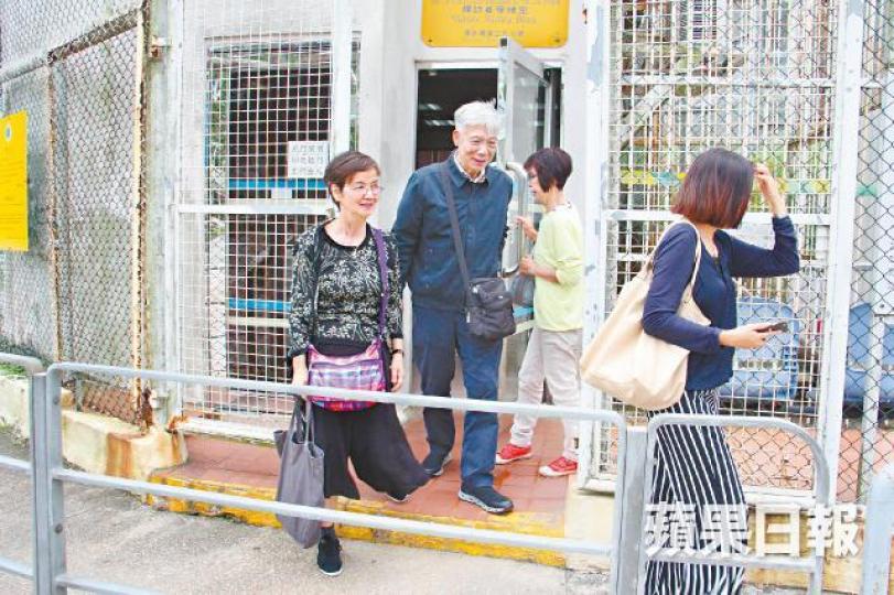 朱耀明與太太昨到壁屋監獄探望陳健民,形容「佢精神幾好」。詹家志攝陳淑莊引述戴耀廷呼籲「大家要堅持反對送中條例」。周鴻熙攝林卓廷指黃浩銘非常關心《逃犯條例》修訂。邵家臻(圓圖)的助理及親友到醫院探望。 朱耀明與太太昨到壁屋監獄探望陳健民,形容「佢精神幾好」。詹家志攝陳淑莊引述戴耀廷呼籲「大家要堅持反對送中條例」。周鴻熙攝林卓廷指黃浩銘非常關心《逃犯條例》修訂。邵家臻(圓圖)的助理及親友到醫院探望。