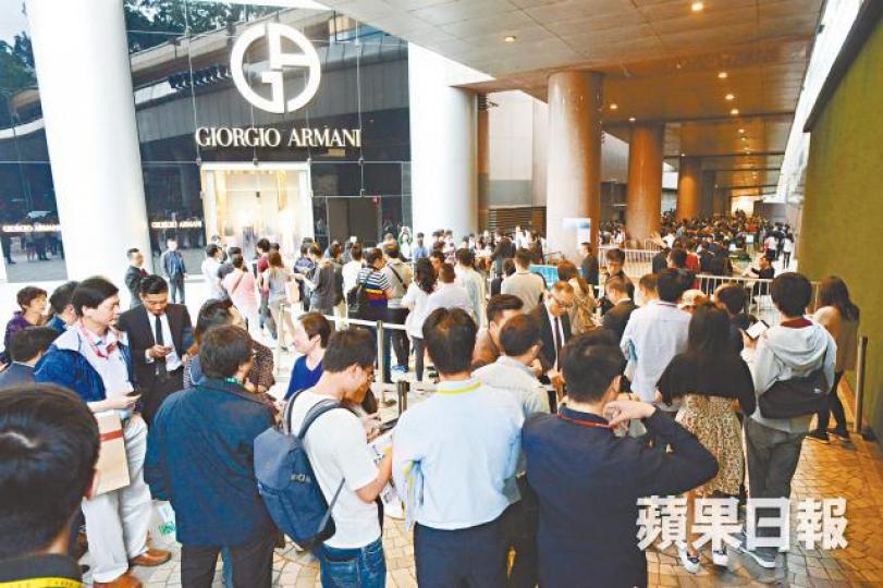 MONTARA位於尖沙嘴港威大廈的售樓中心,昨有大批準買家排隊揀樓。何耀勤攝發展商表示,MONTARA首批500伙昨日全部售罄。 MONTARA位於尖沙嘴港威大廈的售樓中心,昨有大批準買家排隊揀樓。何耀勤攝發展商表示,MONTARA首批500伙昨日全部售罄。