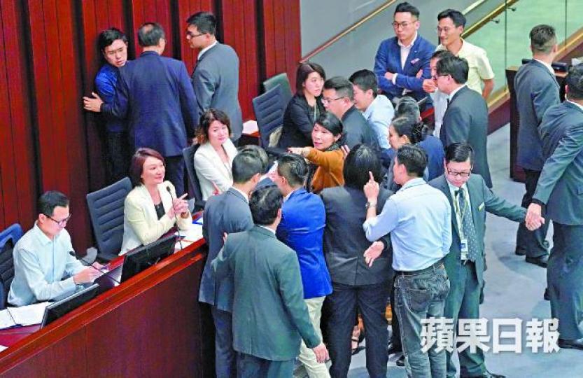 民主派議員包圍主席枱,迫使會議三度暫停。夏家朗攝 民主派議員包圍主席枱,迫使會議三度暫停。夏家朗攝