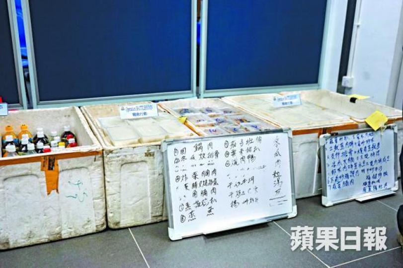 警方在行動中撿獲約500個飯盒。張家豪攝 警方在行動中撿獲約500個飯盒。張家豪攝