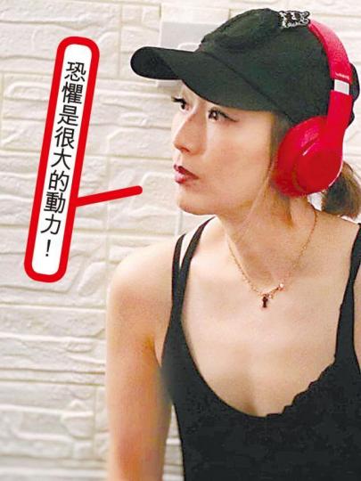 Sammi昨日公開身穿運動背心的新相，表示希望在演唱會前趕製新歌。互聯網圖片杜琪峯（右）大前晚和游乃海到九龍城食潮州菜。杜琪峯和Sammi感情好好。 資料圖片許志安和黃心穎被爆偷食，引起軒然大波。資料圖片受「安心偷食」影響，吳岱融等已收到通知7月要重拍《牛下女高音》。微博圖片