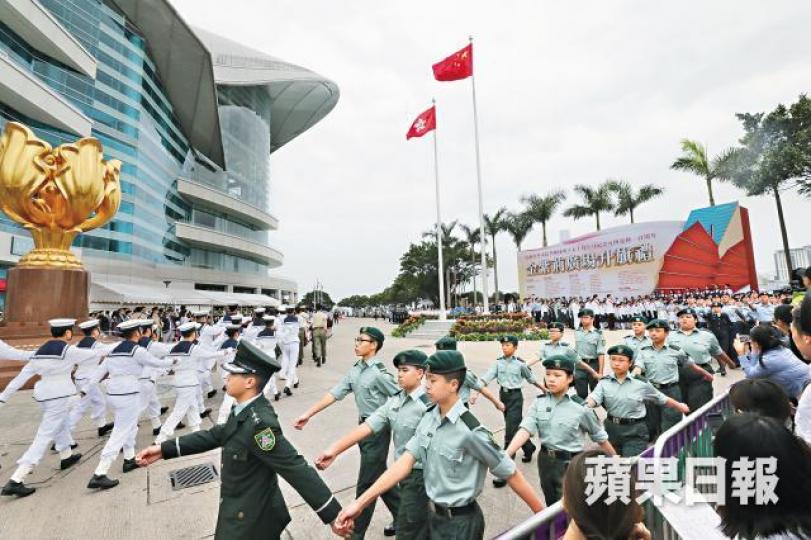 多個制服團體昨日在五四升旗禮用中式步操讓嘉賓檢閱。李家皓攝特首林鄭月娥及中聯辦主任王志民出席升旗禮;旁為主辦單位搞手霍啟剛。出席升旗禮的學生手持國旗及區旗,不斷揮舞「造勢」。 多個制服團體昨日在五四升旗禮用中式步操讓嘉賓檢閱。李家皓攝特首林鄭月娥及中聯辦主任王志民出席升旗禮;旁為主辦單位搞手霍啟剛。出席升旗禮的學生手持國旗及區旗,不斷揮舞「造勢」。