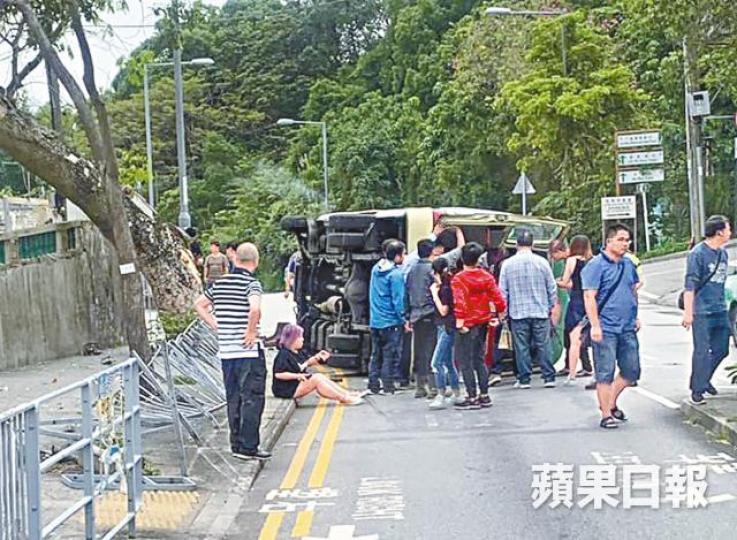 受傷司機及乘客自行爬出車外,由救護車送院。 受傷司機及乘客自行爬出車外,由救護車送院。