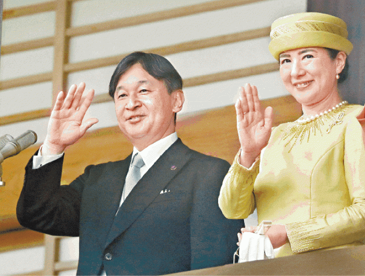 德仁昨與王后雅子首次以日皇伉儷身份跟國民見面。大批市民在東京皇居外排隊等見新天皇。 德仁昨與王后雅子首次以日皇伉儷身份跟國民見面。大批市民在東京皇居外排隊等見新天皇。