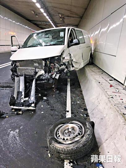 肇事客貨車在中環繞道撞車,車頭損毀,左前轆飛脫。受傷客貨車司機在救護車狂飲水。 肇事客貨車在中環繞道撞車,車頭損毀,左前轆飛脫。受傷客貨車司機在救護車狂飲水。