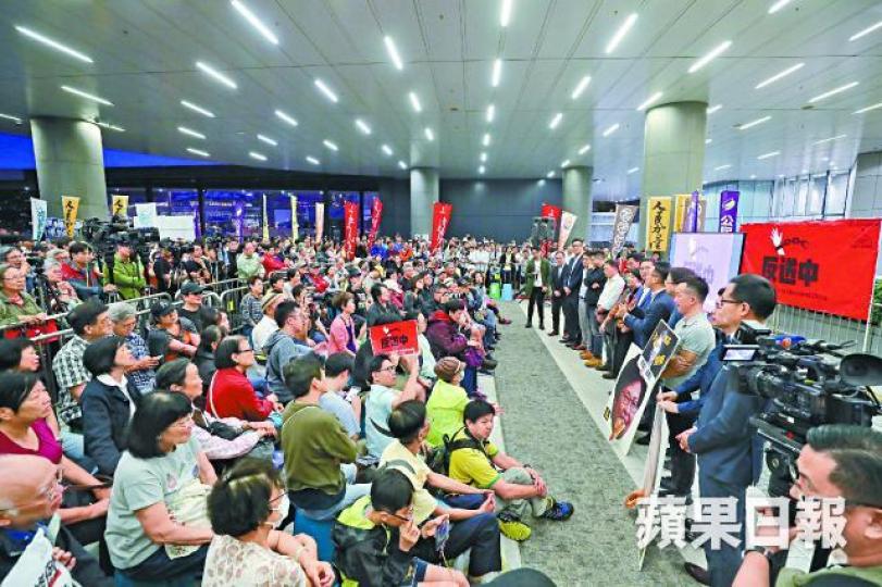 會議結束後民主派議員到示威區向聲援的集會人士致謝。謝榮耀攝 會議結束後民主派議員到示威區向聲援的集會人士致謝。謝榮耀攝