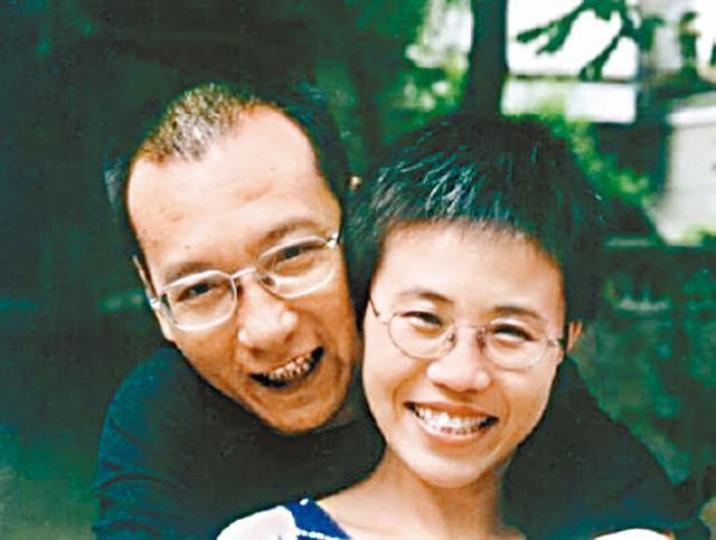 劉曉波在中共暴政折磨下病逝,妻子劉霞去年終獲准赴德,惜仍未完全自由。 劉曉波在中共暴政折磨下病逝,妻子劉霞去年終獲准赴德,惜仍未完全自由。