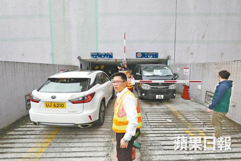有車主將客貨車泊在葵盛東邨停車場出口抗議,其他車輛被迫經停車場入口出入。陳善南攝一批車主及葵青區議員要求基滙資本凍結加租。 有車主將客貨車泊在葵盛東邨停車場出口抗議,其他車輛被迫經停車場入口出入。陳善南攝一批車主及葵青區議員要求基滙資本凍結加租。