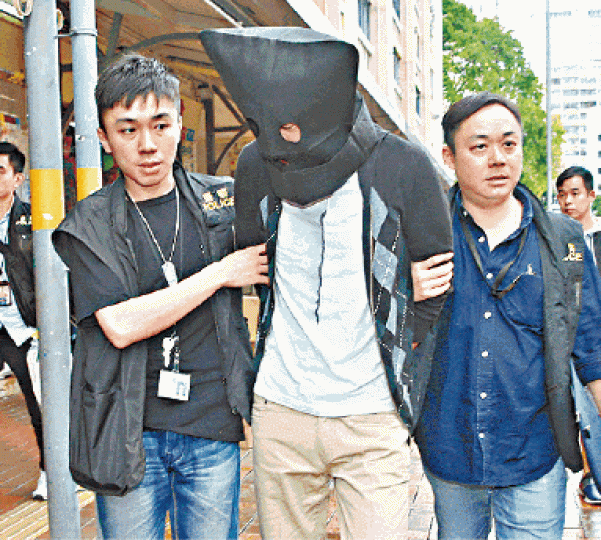 28歲疑犯涉嫌連環爆竊被捕,由警員押返寓所調查。 28歲疑犯涉嫌連環爆竊被捕,由警員押返寓所調查。